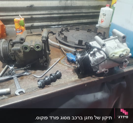 מדחסים ישנים וחדשים על שולחן עבודה עם כלים